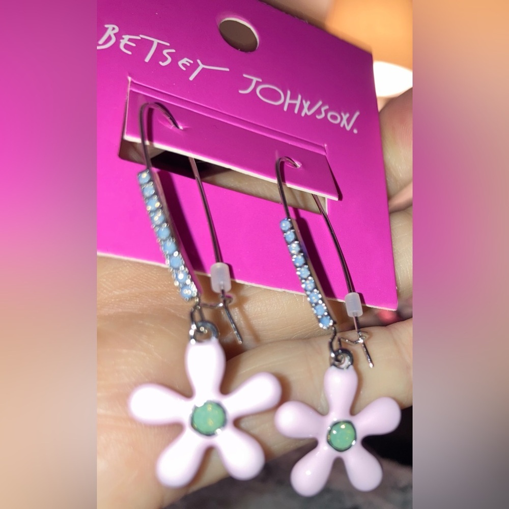 BETSEY JOHNSON Easter Pink Daisy Flower 2025 Retro 60s Design Earrings NEW NWT - Picture 3 of 6